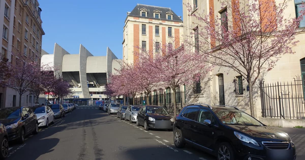 Le Parc des Princes, stade du PSG en Ligue des champions, vu depuis une rue arborée du 16e arrondissement de Paris
