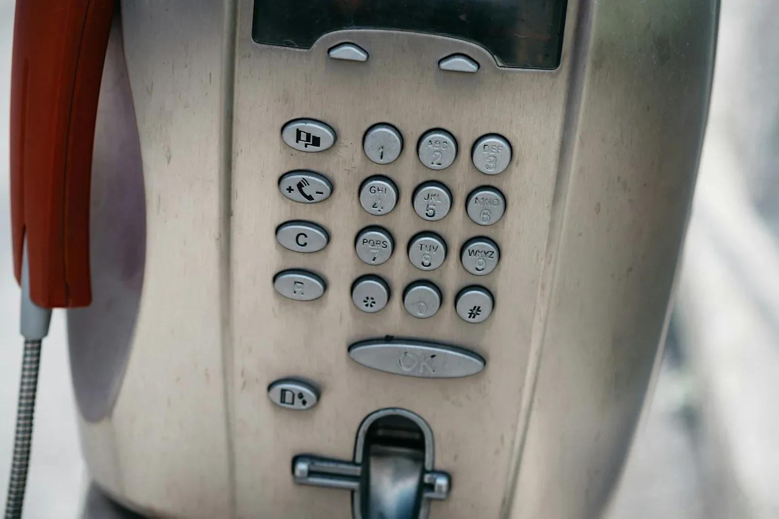 Téléphone au volant 2026 : sanctions, zones grises et tech embarquée