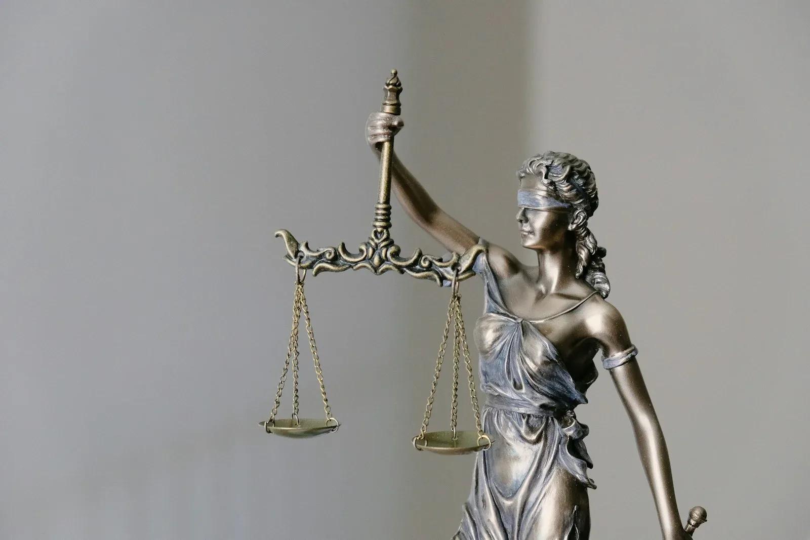 La justice examine une remise en liberté : qui décide et comment ?