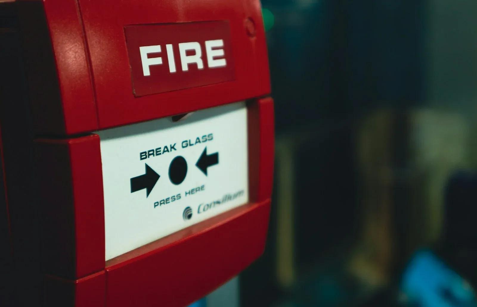 Incendie de stock : causes, fumées toxiques et obligations légales