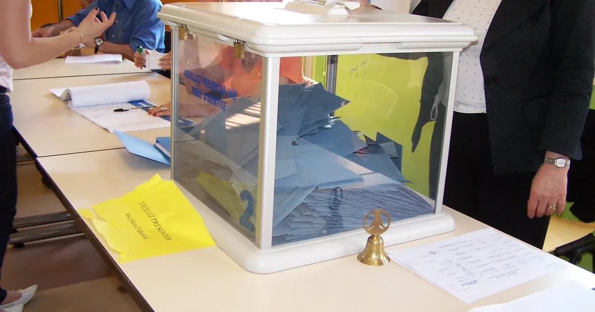 Urne électorale dans un bureau de vote lors d'une présidentielle 2027 — bulletins et table de scrutin