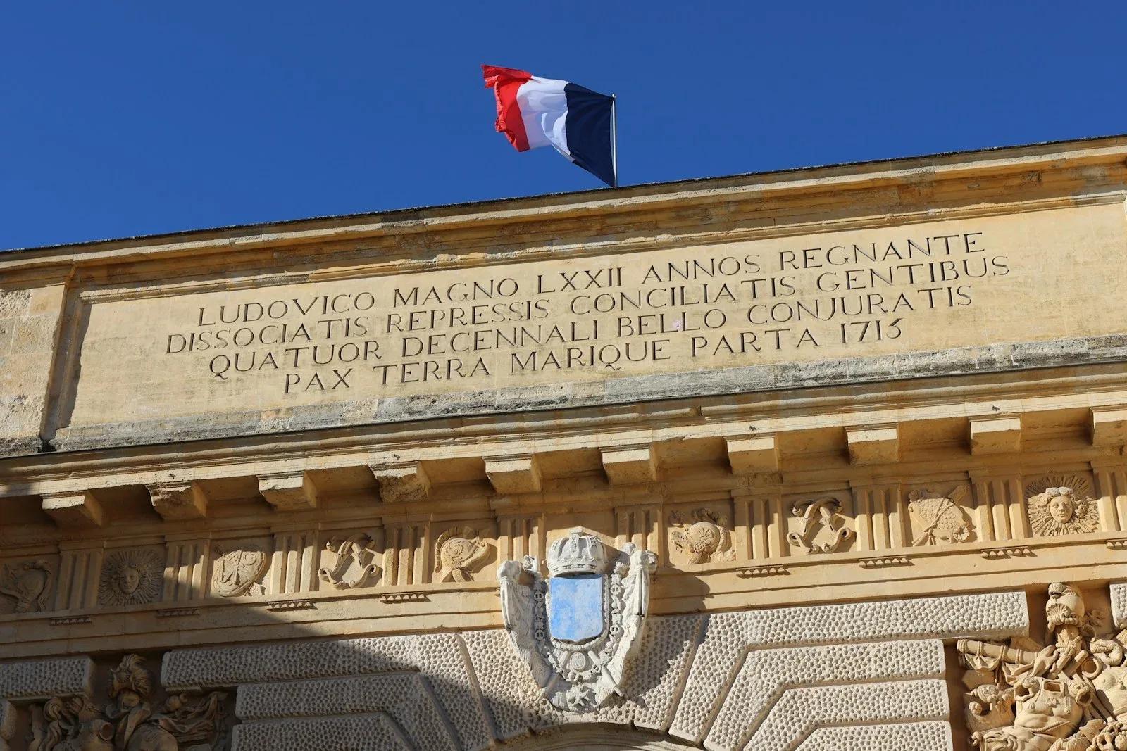 Légion d'honneur de Fillon : suspension, procédure et vrais effets