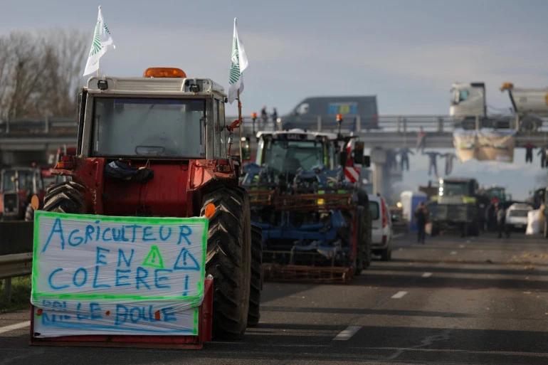 Illustration: Blocages monstres des agriculteurs : toute la France paralysée