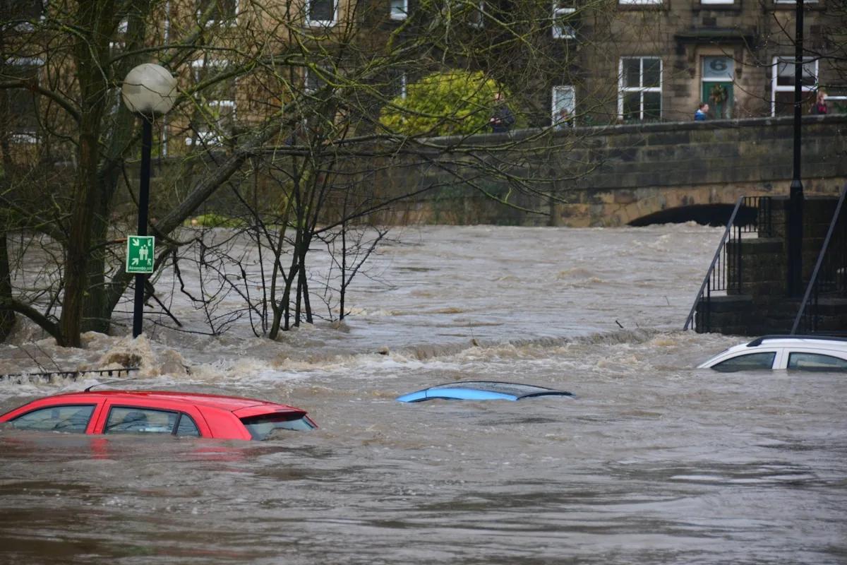 Inondation et montée des eaux dans une zone résidentielle