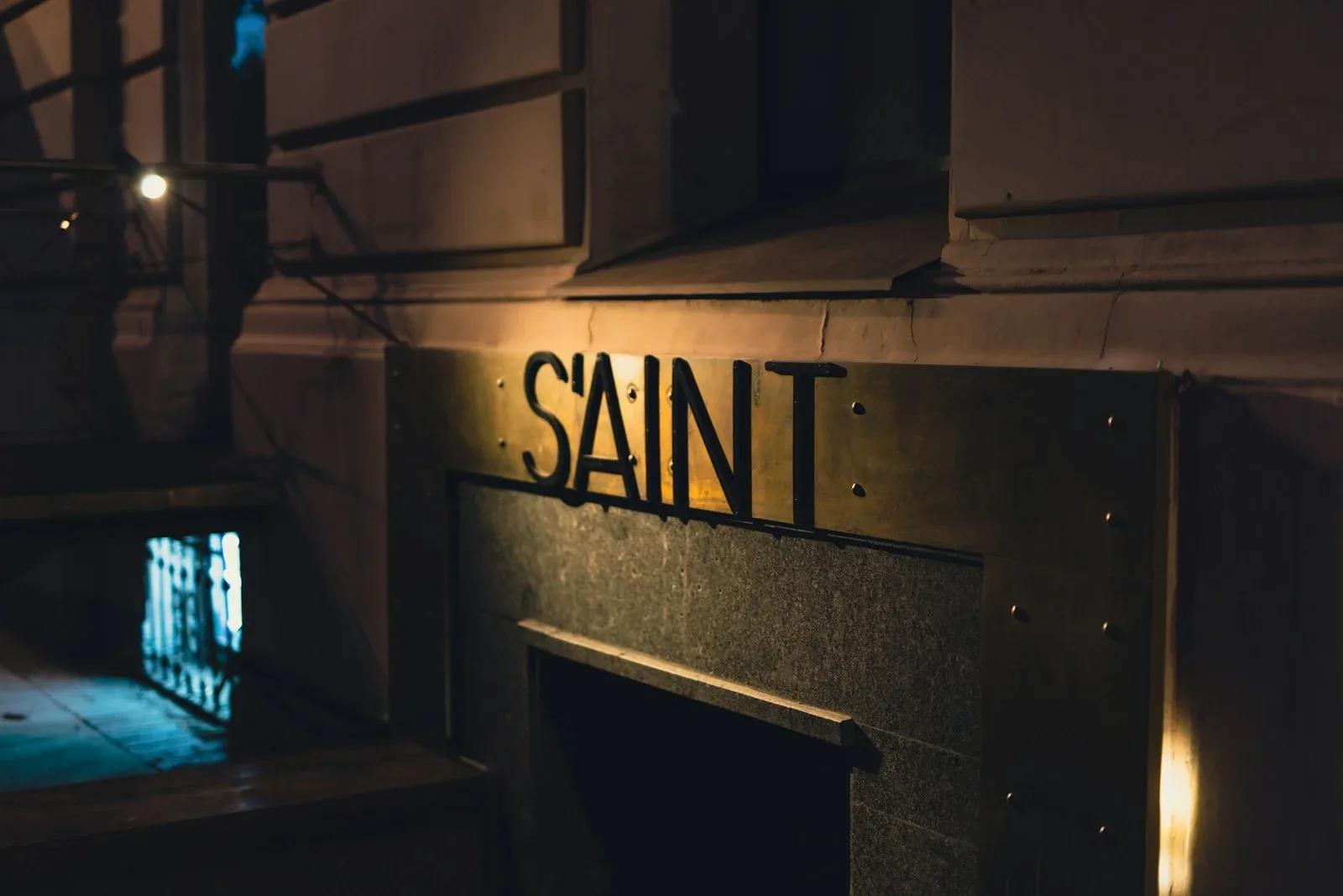 L'éditorial de Patrick Saint-Paul : parcours, thèmes clés et décryptage de ses analyses