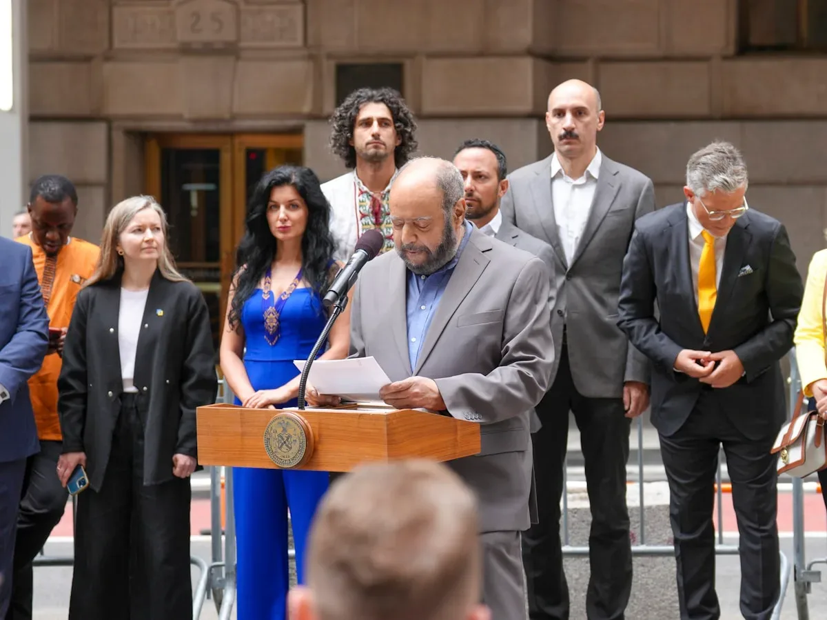 Détail Aymeric Caron porte plainte contre Sébastien Lecornu qui