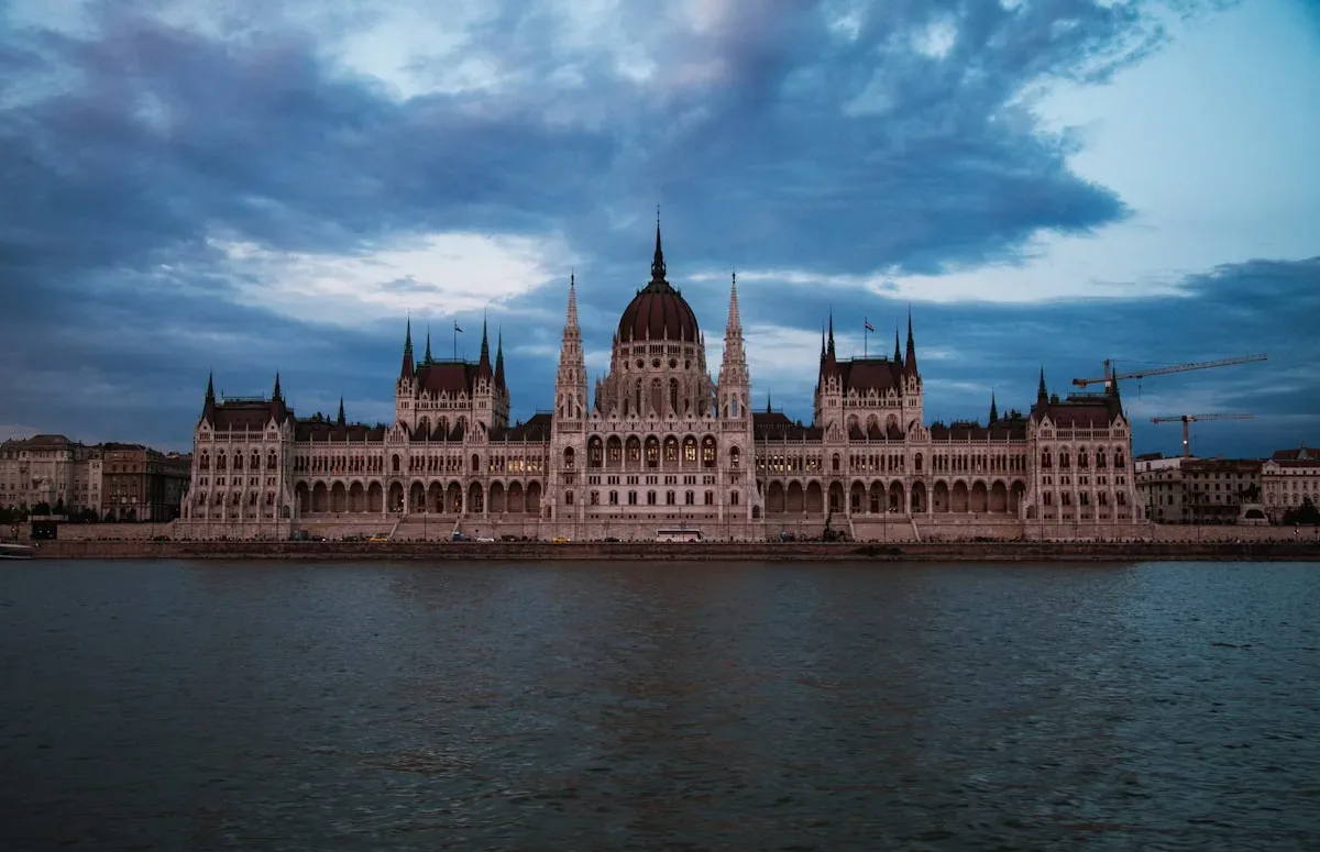 Ce gouvernement est en train de s'effondrer : Belgique, Italie, Allemagne : comment les démocraties voisines gèrent leurs...