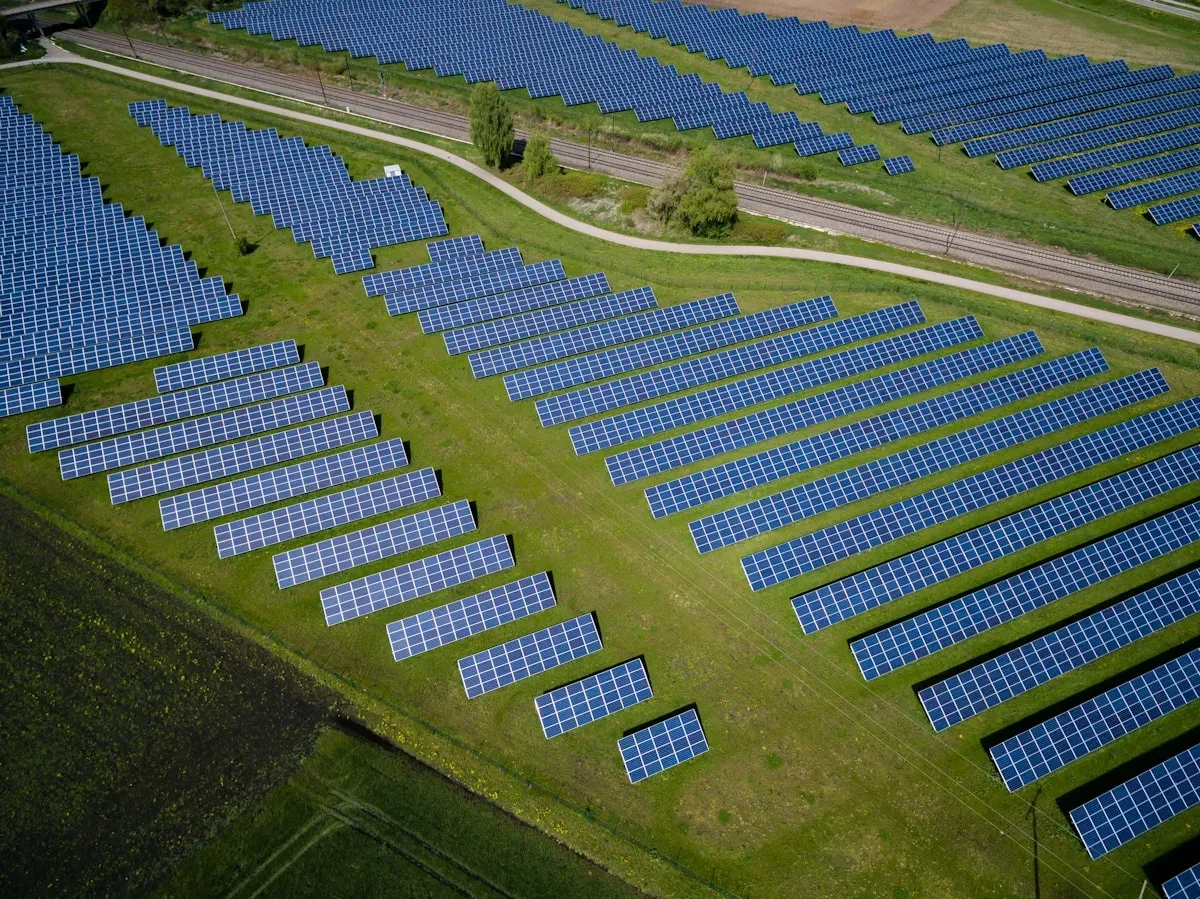 Le dôme de chaleur inédit qui écrase la : Coûts invisibles de la canicule 2026 : agriculture, énergie et travail en chiffres