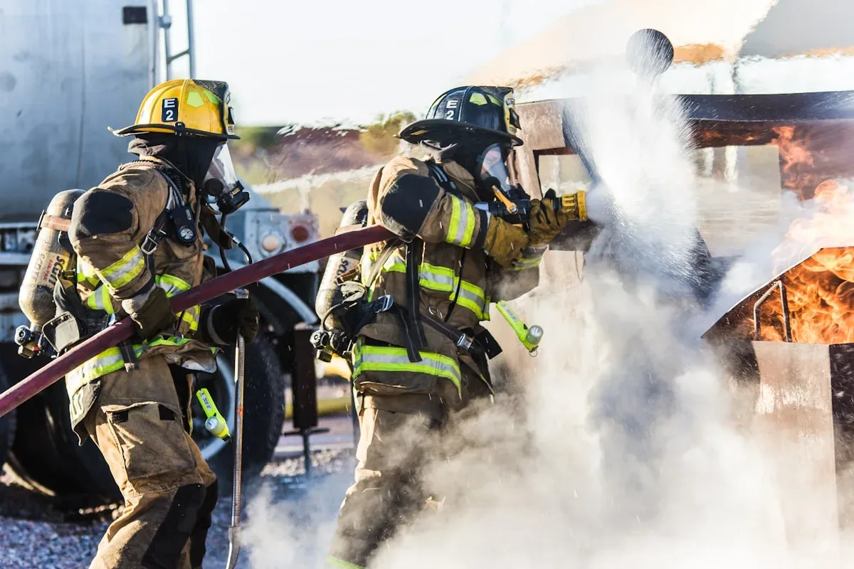 Un important incendie s'est déclaré dans un stock : Comment les pompiers interviennent-ils sur un incendie de bâtiment de...