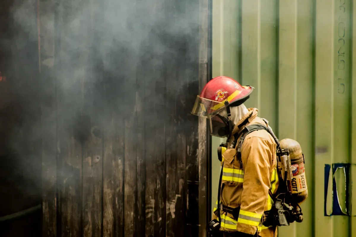 Un important incendie s'est déclaré dans un stock : Fumées d'incendie industriel : quels polluants réels pour les riverai...