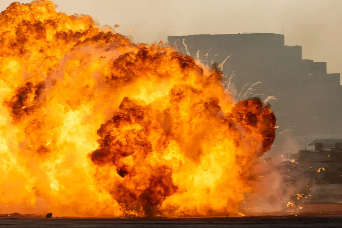Une explosion massive ravage une usine de munitions : Comment les pompiers interviennent-ils sur un dépôt de munitions en...