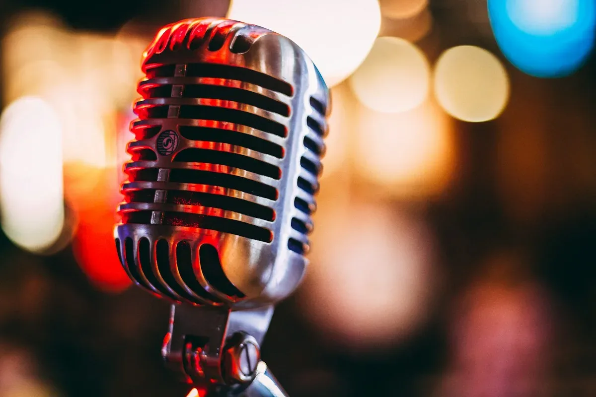 Humour, vulgarité et poésie : Slam, battles et TikTok : le nouveau terrain de la poésie urbaine crue en 2026