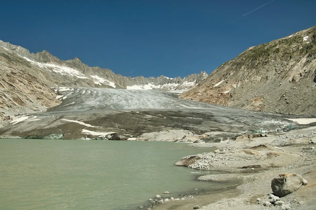 Des villages évacués au Népal en raison d'une : Qu'est-ce qu'une crue glaciaire (GLOF) et pourquoi se multiplie-t-elle da...