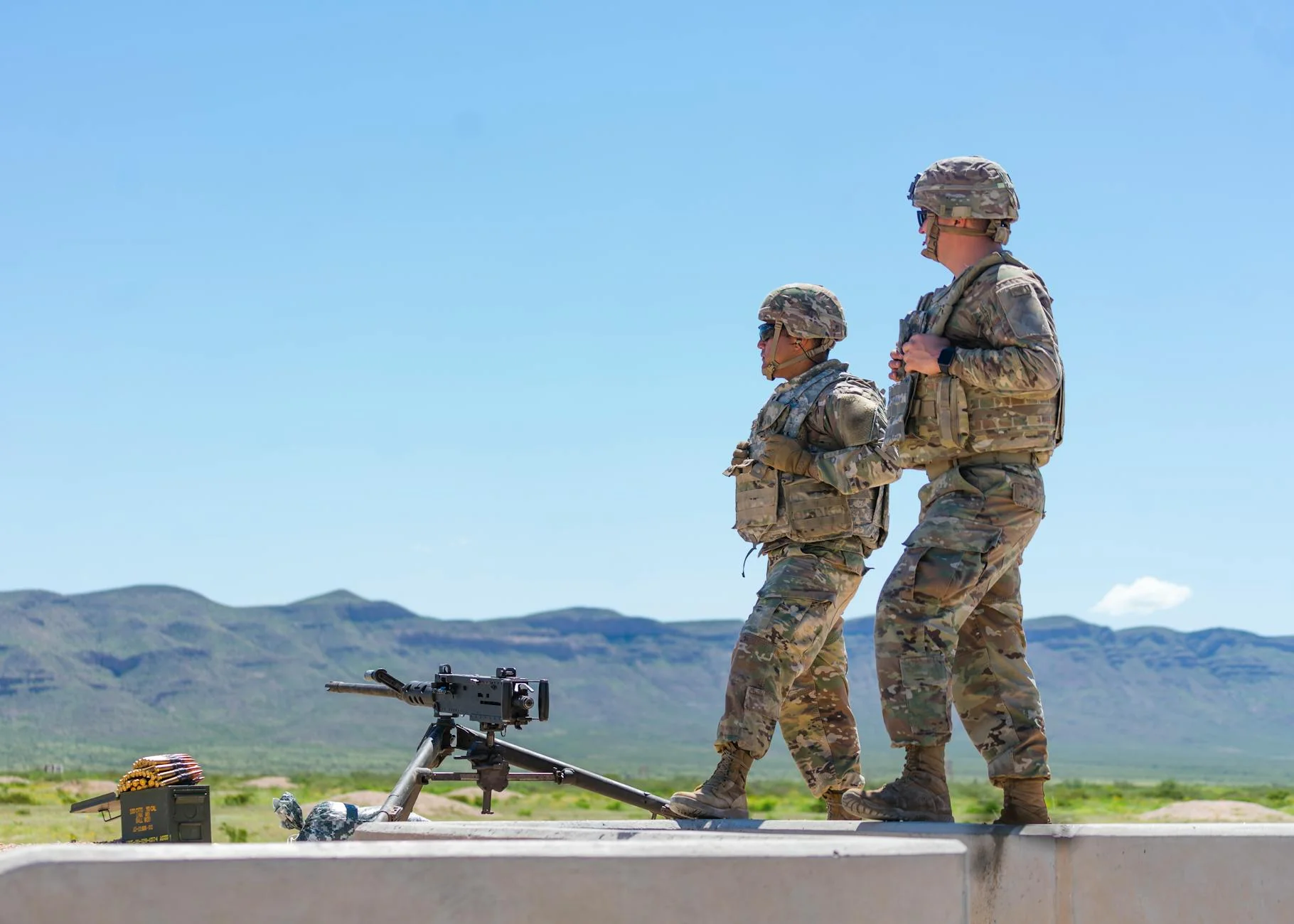 réservistes suisses en uniforme s'entraînant en montagne
