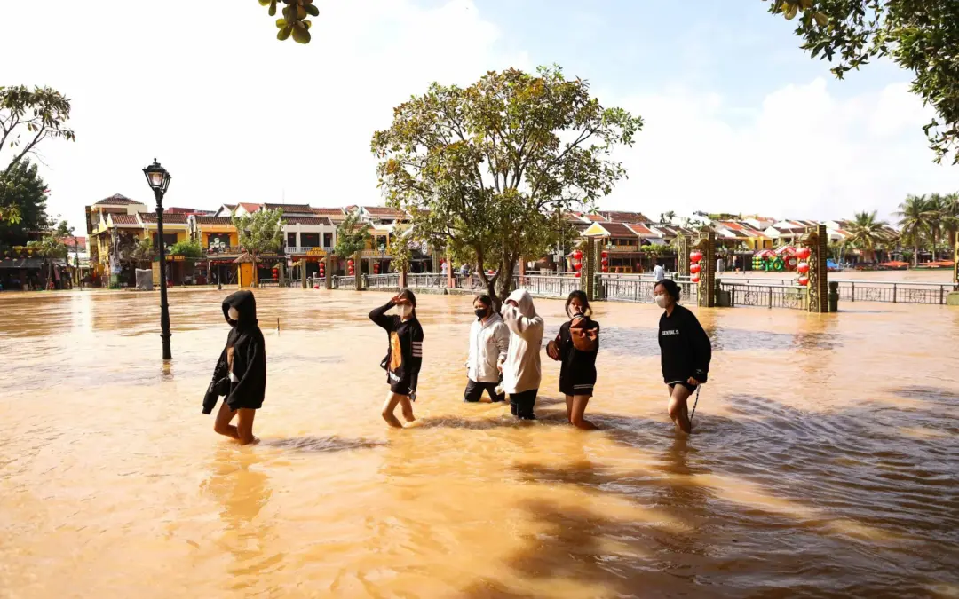 Secours en action dans une rue inondée en France suite à la vigilance orange pluie-inondation