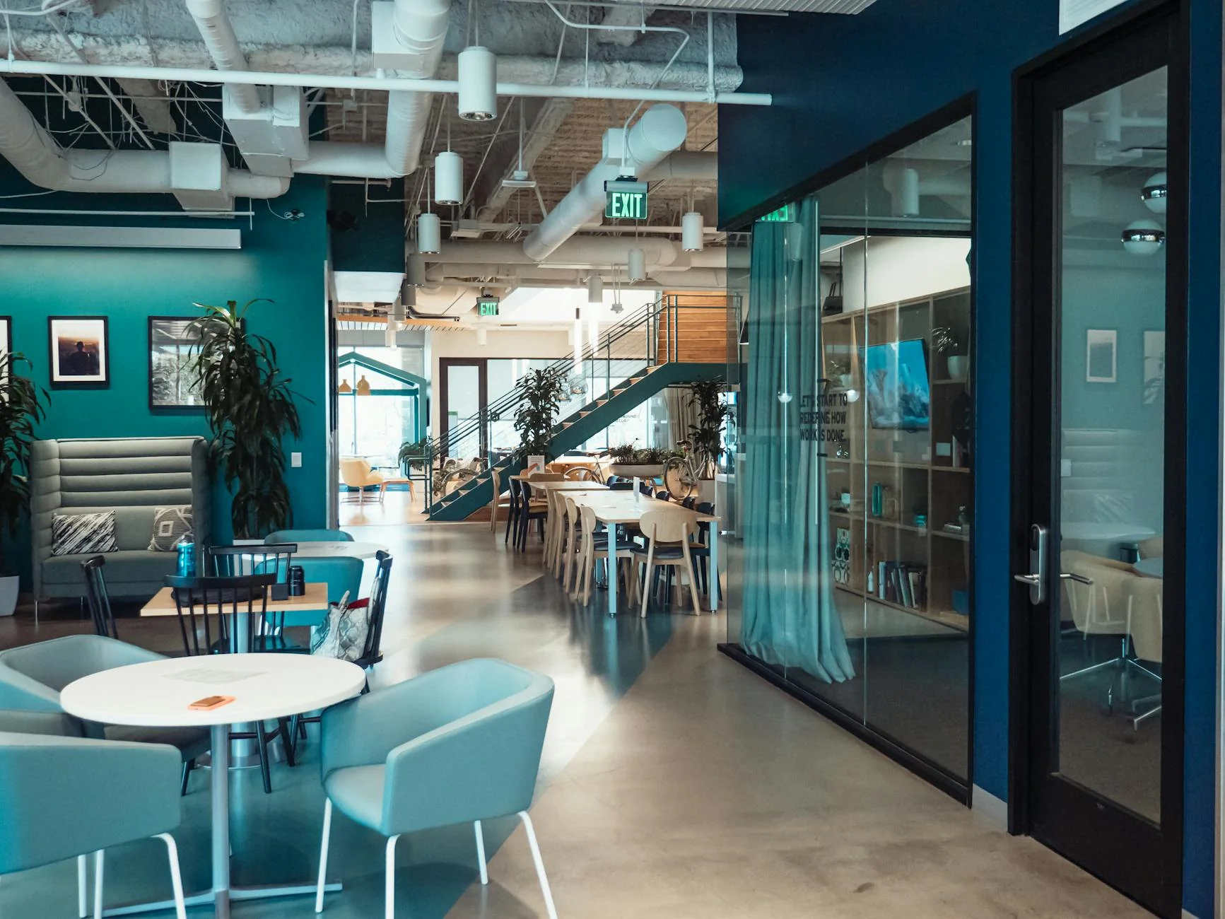 Réunion d'affaires dans un bureau contemporain