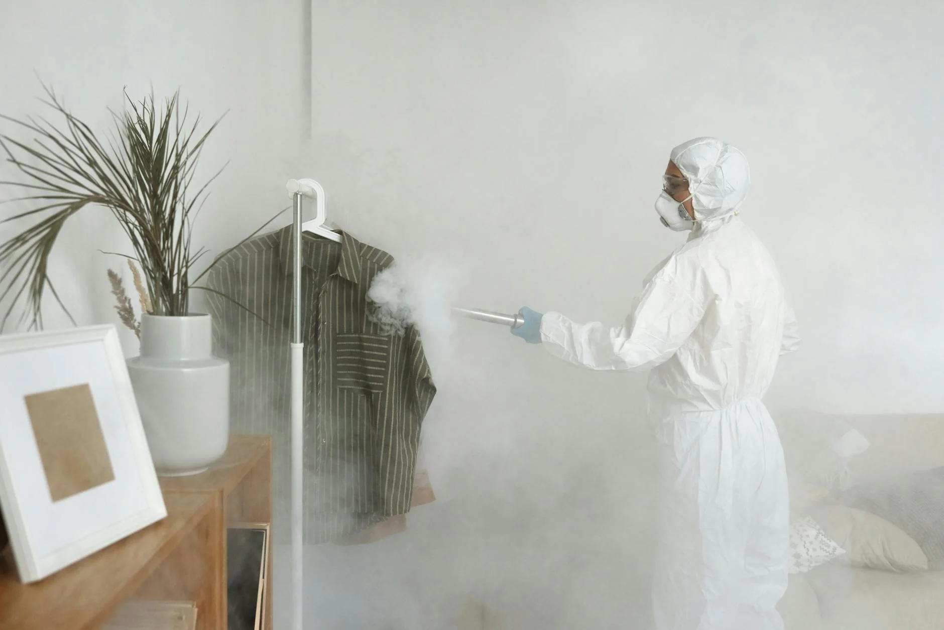 Personnel médical en combinaison désinfectant une zone rurale touchée par la dermatose nodulaire