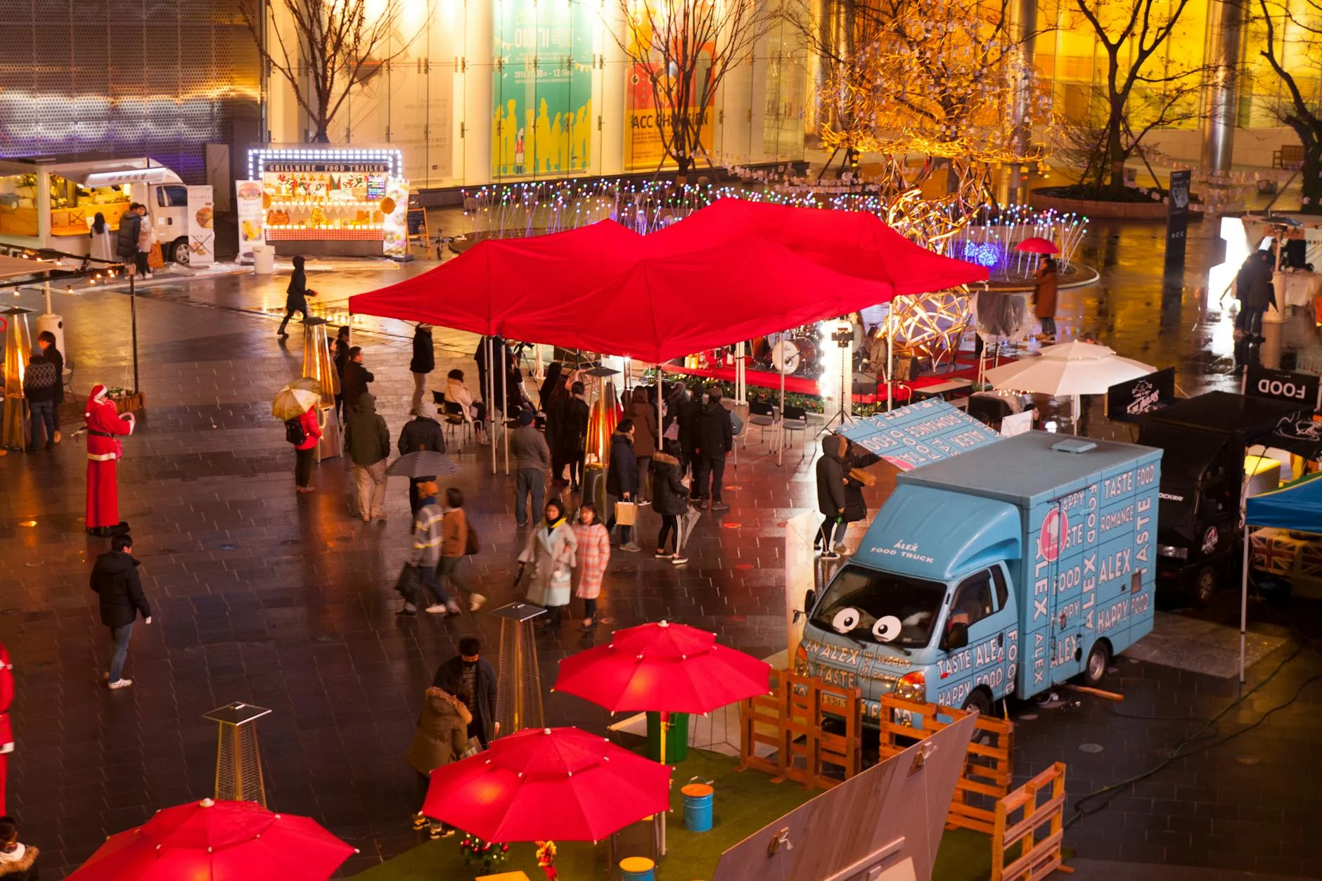 Touristes déçus par la fermeture des chalets du marché de Noël de Strasbourg