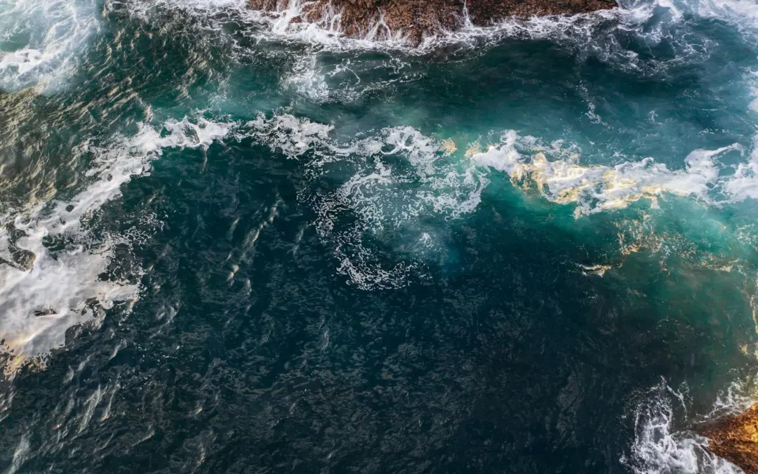 Vagues déferlantes sur le littoral du Morbihan