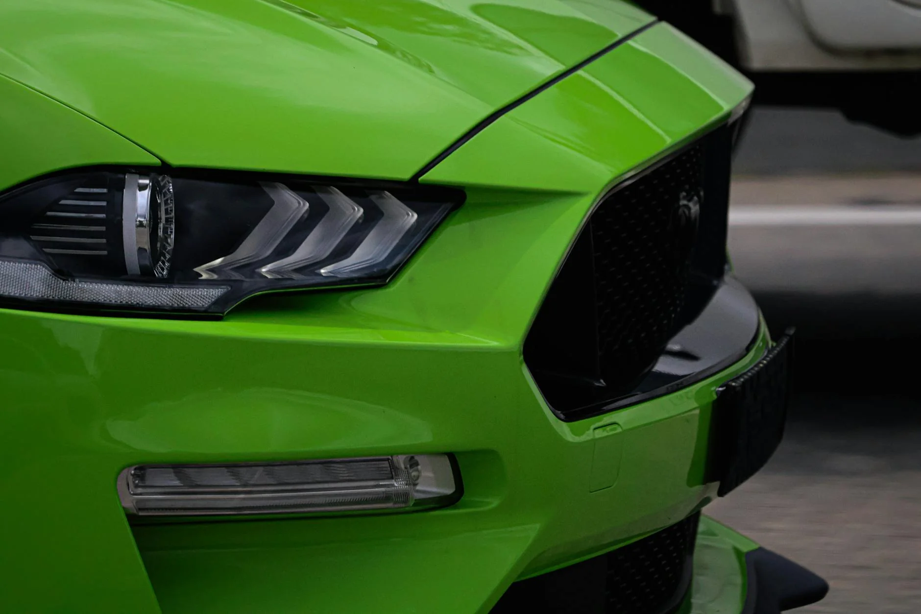 Épandage de sel sur une route verglacée Véhicule d'entretien routier épandant du sel sur une autoroute enneigée