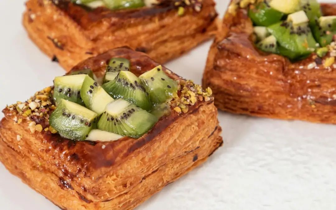 Gros plan sur une galette des rois traditionnelle